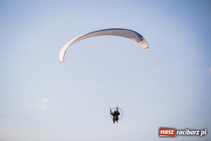 Zdjęcie w galerii na portalu naszraciborz.pl: Wielka bitwa powietrzna na stadionie miejskim wiadomości z regionu