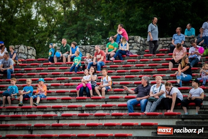 Zdjęcie w galerii na portalu naszraciborz.pl: Wielka bitwa powietrzna na stadionie miejskim wiadomości z regionu