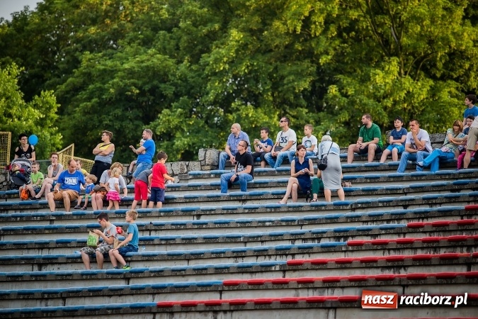 Zdjęcie w galerii na portalu naszraciborz.pl: Wielka bitwa powietrzna na stadionie miejskim wiadomości z regionu
