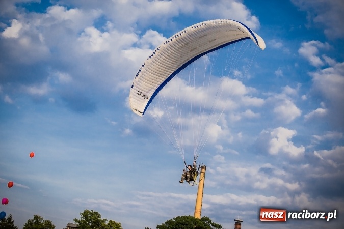 Zdjęcie w galerii na portalu naszraciborz.pl: Wielka bitwa powietrzna na stadionie miejskim wiadomości z regionu