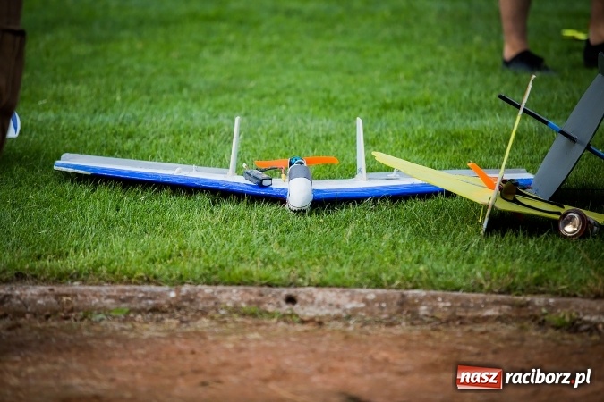 Zdjęcie w galerii na portalu naszraciborz.pl: Wielka bitwa powietrzna na stadionie miejskim wiadomości z regionu
