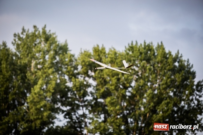 Zdjęcie w galerii na portalu naszraciborz.pl: Wielka bitwa powietrzna na stadionie miejskim wiadomości z regionu