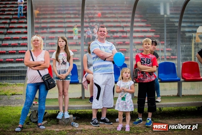 Zdjęcie w galerii na portalu naszraciborz.pl: Wielka bitwa powietrzna na stadionie miejskim wiadomości z regionu