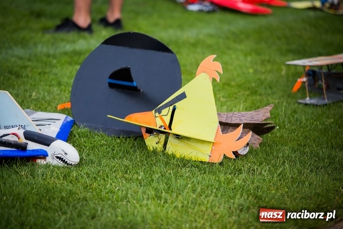 Zdjęcie w galerii na portalu naszraciborz.pl: Wielka bitwa powietrzna na stadionie miejskim wiadomości z regionu