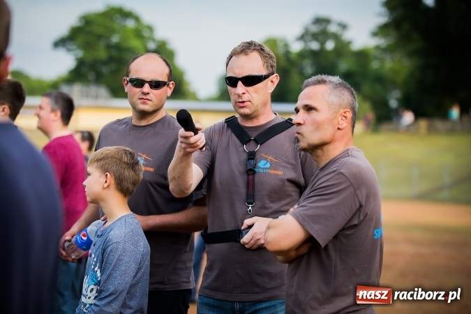 Zdjęcie w galerii na portalu naszraciborz.pl: Wielka bitwa powietrzna na stadionie miejskim wiadomości z regionu