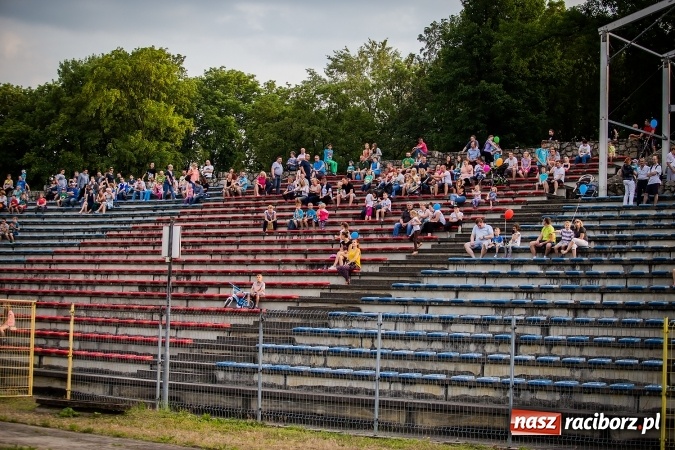 Zdjęcie w galerii na portalu naszraciborz.pl: Wielka bitwa powietrzna na stadionie miejskim wiadomości z regionu