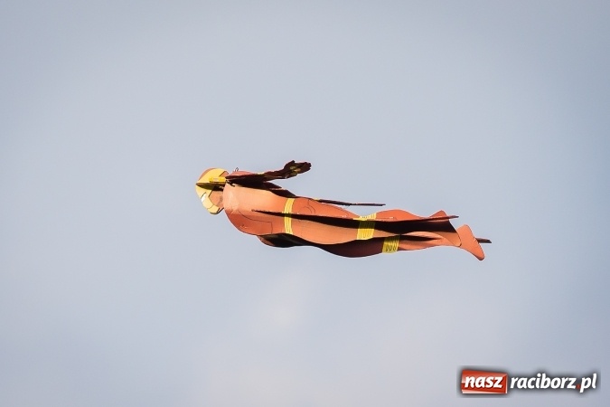 Zdjęcie w galerii na portalu naszraciborz.pl: Wielka bitwa powietrzna na stadionie miejskim wiadomości z regionu