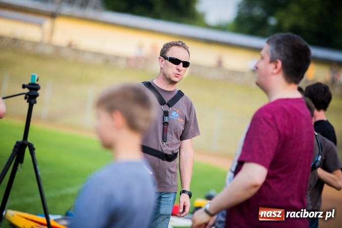 Zdjęcie w galerii na portalu naszraciborz.pl: Wielka bitwa powietrzna na stadionie miejskim wiadomości z regionu