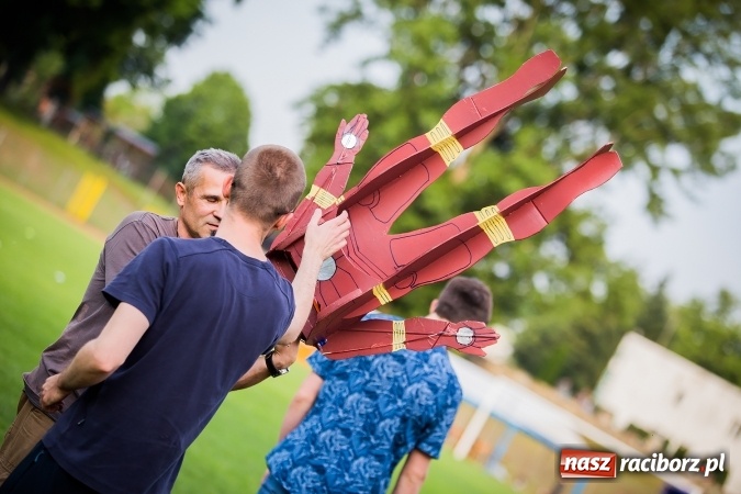 Zdjęcie w galerii na portalu naszraciborz.pl: Wielka bitwa powietrzna na stadionie miejskim wiadomości z regionu