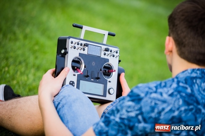 Zdjęcie w galerii na portalu naszraciborz.pl: Wielka bitwa powietrzna na stadionie miejskim wiadomości z regionu