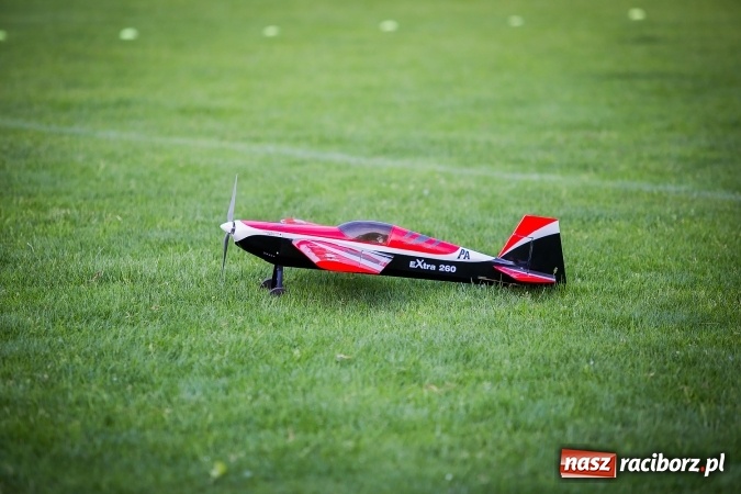 Zdjęcie w galerii na portalu naszraciborz.pl: Wielka bitwa powietrzna na stadionie miejskim wiadomości z regionu