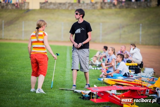 Zdjęcie w galerii na portalu naszraciborz.pl: Wielka bitwa powietrzna na stadionie miejskim wiadomości z regionu