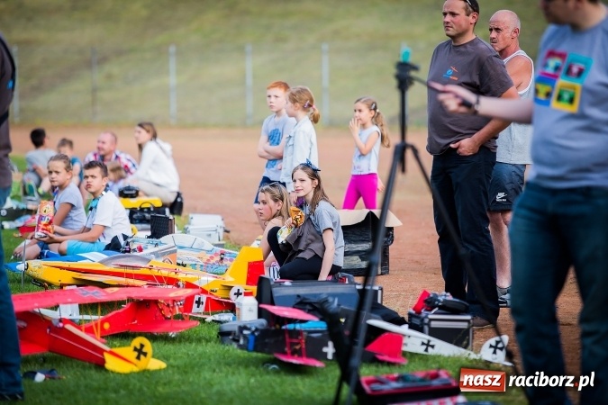 Zdjęcie w galerii na portalu naszraciborz.pl: Wielka bitwa powietrzna na stadionie miejskim wiadomości z regionu