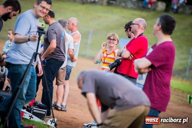 Zdjęcie w galerii na portalu naszraciborz.pl: Wielka bitwa powietrzna na stadionie miejskim wiadomości z regionu