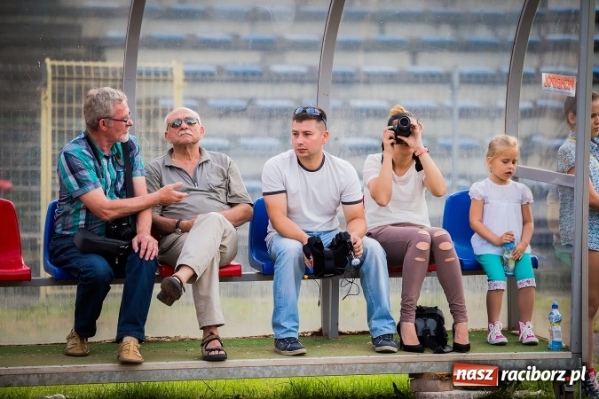 Zdjęcie w galerii na portalu naszraciborz.pl: Wielka bitwa powietrzna na stadionie miejskim wiadomości z regionu