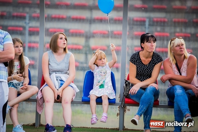 Zdjęcie w galerii na portalu naszraciborz.pl: Wielka bitwa powietrzna na stadionie miejskim wiadomości z regionu