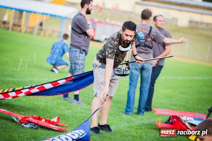 Zdjęcie w galerii na portalu naszraciborz.pl: Wielka bitwa powietrzna na stadionie miejskim wiadomości z regionu