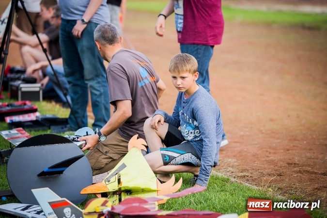 Zdjęcie w galerii na portalu naszraciborz.pl: Wielka bitwa powietrzna na stadionie miejskim wiadomości z regionu