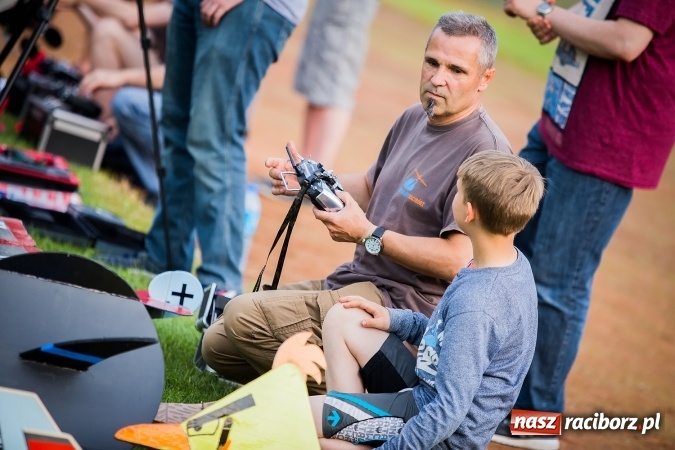 Zdjęcie w galerii na portalu naszraciborz.pl: Wielka bitwa powietrzna na stadionie miejskim wiadomości z regionu