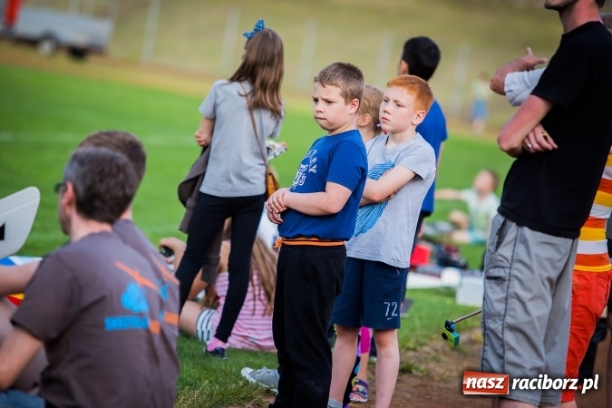 Zdjęcie w galerii na portalu naszraciborz.pl: Wielka bitwa powietrzna na stadionie miejskim wiadomości z regionu