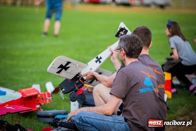 Zdjęcie w galerii na portalu naszraciborz.pl: Wielka bitwa powietrzna na stadionie miejskim wiadomości z regionu