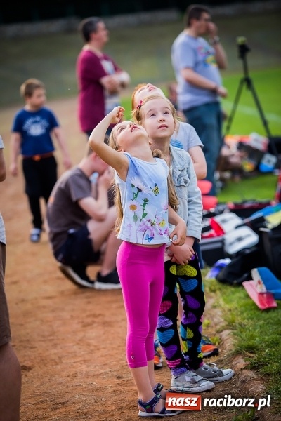 Zdjęcie w galerii na portalu naszraciborz.pl: Wielka bitwa powietrzna na stadionie miejskim wiadomości z regionu