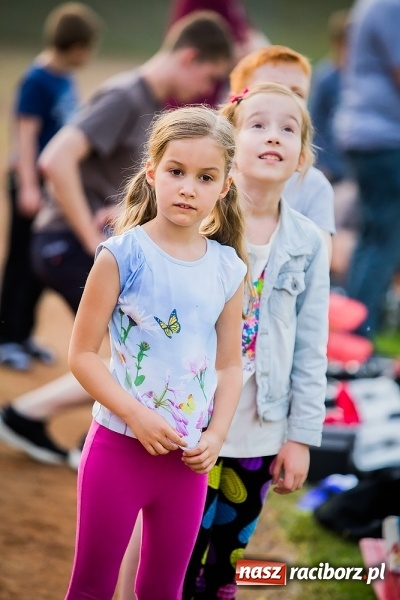 Zdjęcie w galerii na portalu naszraciborz.pl: Wielka bitwa powietrzna na stadionie miejskim wiadomości z regionu