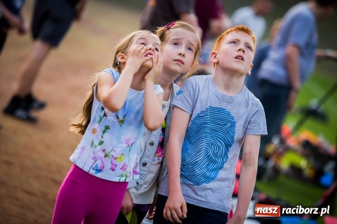 Zdjęcie w galerii na portalu naszraciborz.pl: Wielka bitwa powietrzna na stadionie miejskim wiadomości z regionu