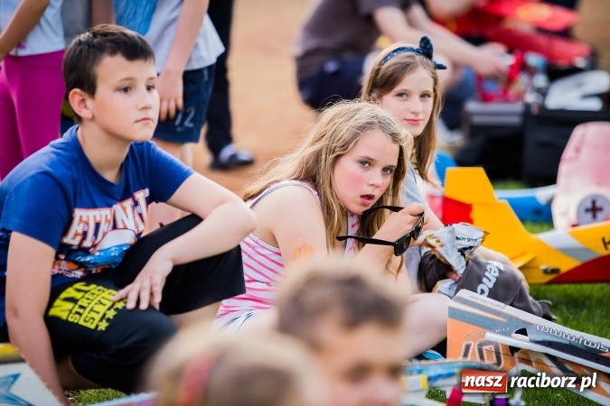 Zdjęcie w galerii na portalu naszraciborz.pl: Wielka bitwa powietrzna na stadionie miejskim wiadomości z regionu