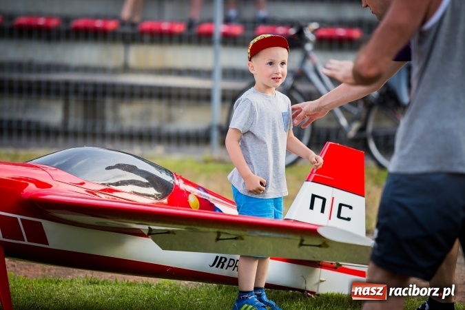 Zdjęcie w galerii na portalu naszraciborz.pl: Wielka bitwa powietrzna na stadionie miejskim wiadomości z regionu