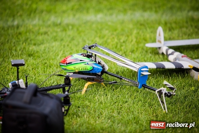 Zdjęcie w galerii na portalu naszraciborz.pl: Wielka bitwa powietrzna na stadionie miejskim wiadomości z regionu