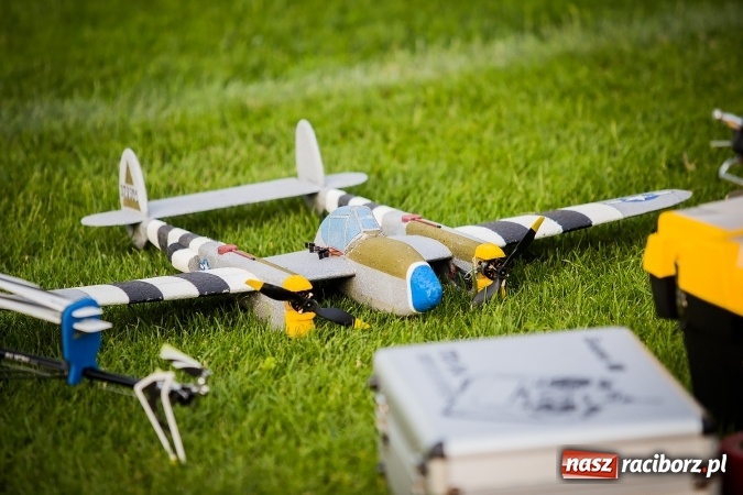 Zdjęcie w galerii na portalu naszraciborz.pl: Wielka bitwa powietrzna na stadionie miejskim wiadomości z regionu