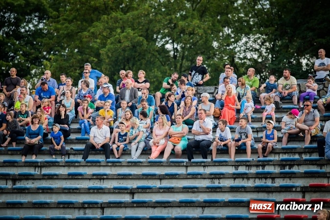 Zdjęcie w galerii na portalu naszraciborz.pl: Wielka bitwa powietrzna na stadionie miejskim wiadomości z regionu