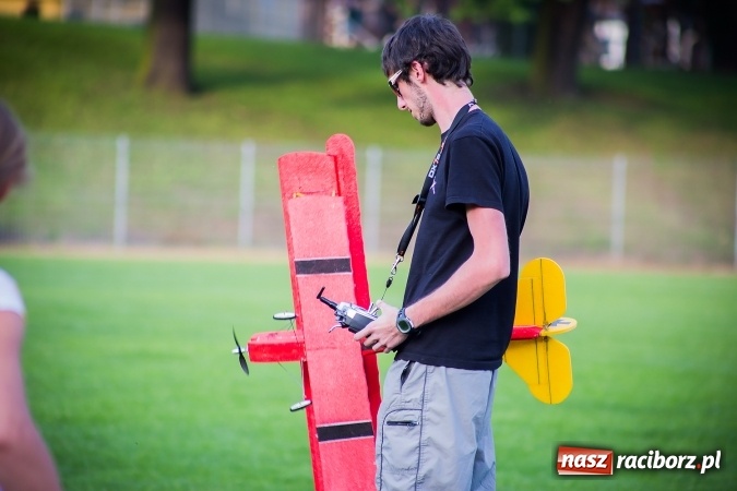 Zdjęcie w galerii na portalu naszraciborz.pl: Wielka bitwa powietrzna na stadionie miejskim wiadomości z regionu