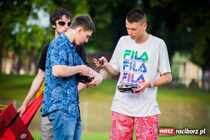 Zdjęcie w galerii na portalu naszraciborz.pl: Wielka bitwa powietrzna na stadionie miejskim wiadomości z regionu