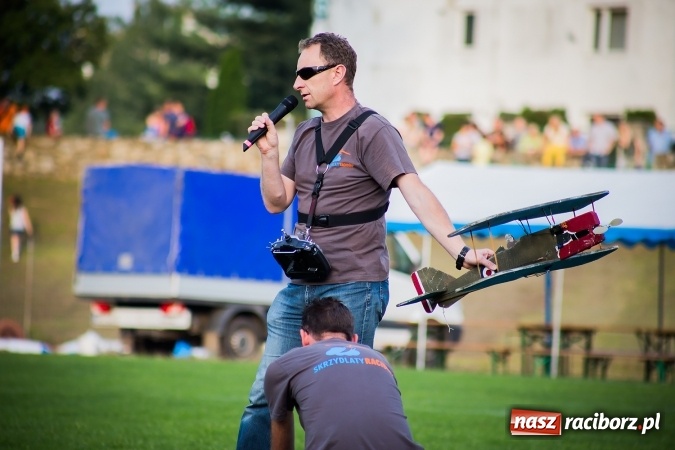 Zdjęcie w galerii na portalu naszraciborz.pl: Wielka bitwa powietrzna na stadionie miejskim wiadomości z regionu