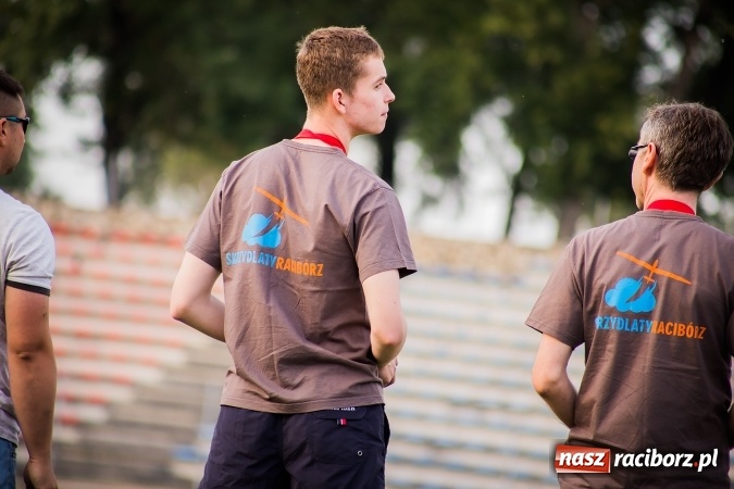 Zdjęcie w galerii na portalu naszraciborz.pl: Wielka bitwa powietrzna na stadionie miejskim wiadomości z regionu