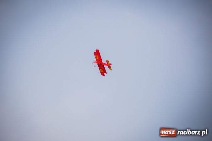 Zdjęcie w galerii na portalu naszraciborz.pl: Wielka bitwa powietrzna na stadionie miejskim wiadomości z regionu