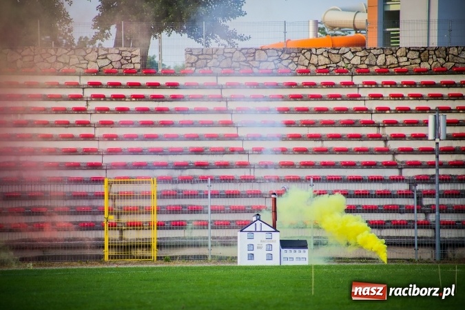 Zdjęcie w galerii na portalu naszraciborz.pl: Wielka bitwa powietrzna na stadionie miejskim wiadomości z regionu