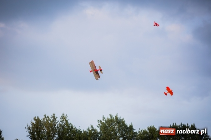 Zdjęcie w galerii na portalu naszraciborz.pl: Wielka bitwa powietrzna na stadionie miejskim wiadomości z regionu