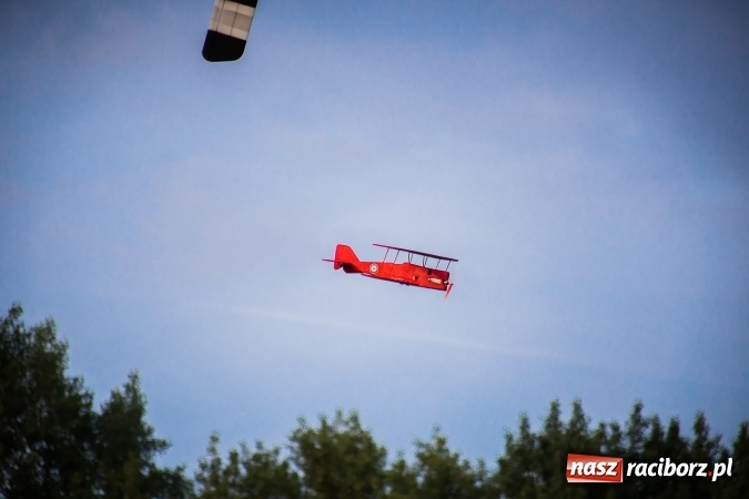Zdjęcie w galerii na portalu naszraciborz.pl: Wielka bitwa powietrzna na stadionie miejskim wiadomości z regionu