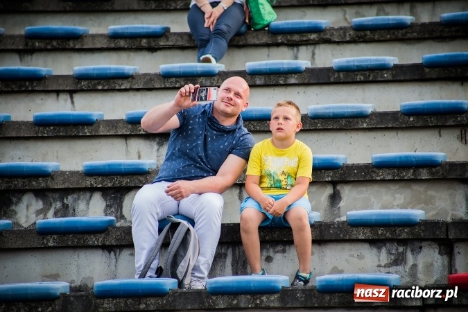 Zdjęcie w galerii na portalu naszraciborz.pl: Wielka bitwa powietrzna na stadionie miejskim wiadomości z regionu