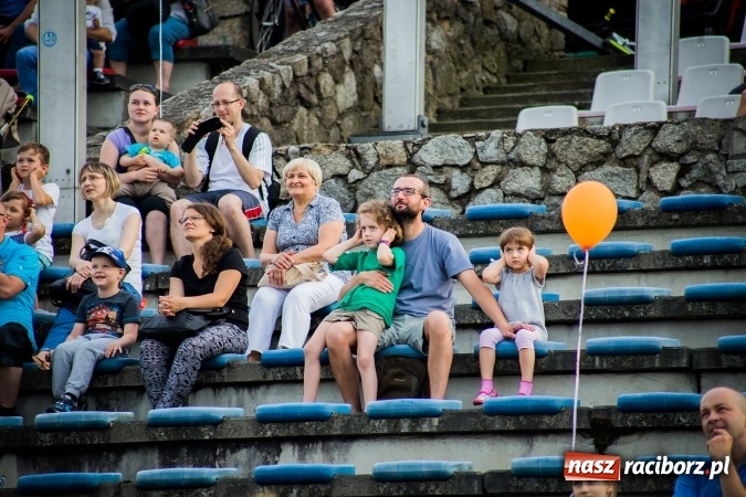 Zdjęcie w galerii na portalu naszraciborz.pl: Wielka bitwa powietrzna na stadionie miejskim wiadomości z regionu