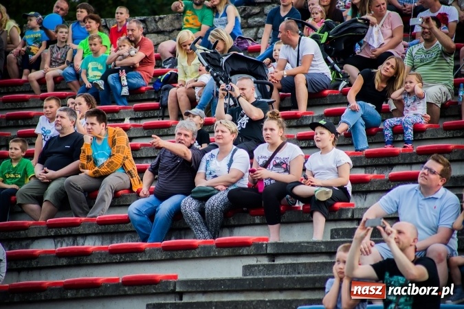 Zdjęcie w galerii na portalu naszraciborz.pl: Wielka bitwa powietrzna na stadionie miejskim wiadomości z regionu