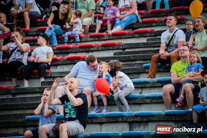 Zdjęcie w galerii na portalu naszraciborz.pl: Wielka bitwa powietrzna na stadionie miejskim wiadomości z regionu