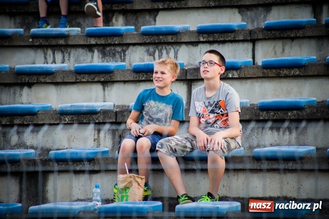 Zdjęcie w galerii na portalu naszraciborz.pl: Wielka bitwa powietrzna na stadionie miejskim wiadomości z regionu