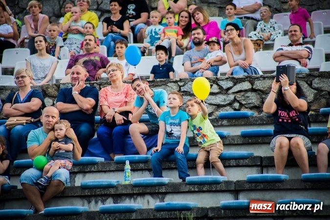 Zdjęcie w galerii na portalu naszraciborz.pl: Wielka bitwa powietrzna na stadionie miejskim wiadomości z regionu