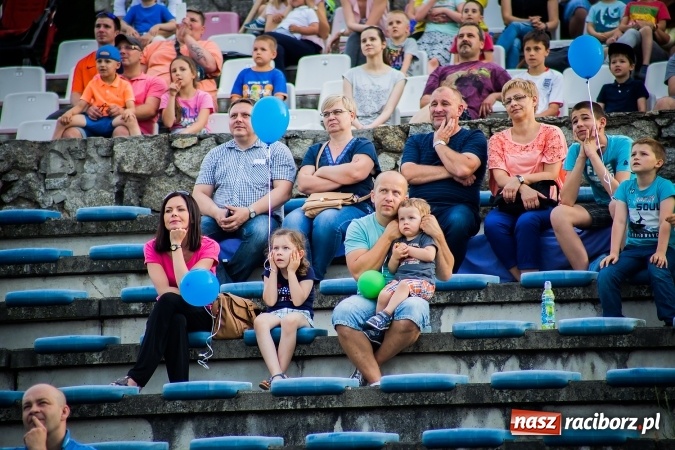 Zdjęcie w galerii na portalu naszraciborz.pl: Wielka bitwa powietrzna na stadionie miejskim wiadomości z regionu