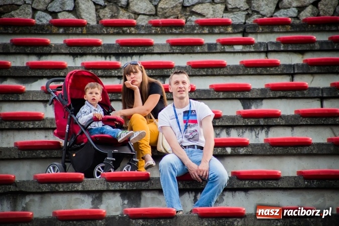 Zdjęcie w galerii na portalu naszraciborz.pl: Wielka bitwa powietrzna na stadionie miejskim wiadomości z regionu