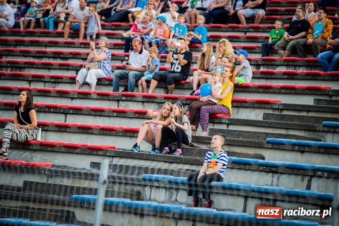 Zdjęcie w galerii na portalu naszraciborz.pl: Wielka bitwa powietrzna na stadionie miejskim wiadomości z regionu